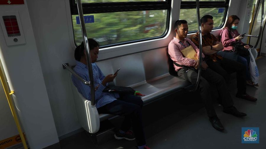 Jumlah penumpang Light Rail Transit (LRT) Jakarta ditargetkan mencapai target 14.000 penumpang per hari