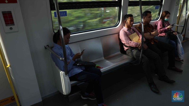 Jumlah penumpang Light Rail Transit (LRT) Jakarta ditargetkan mencapai target 14.000 penumpang per hari