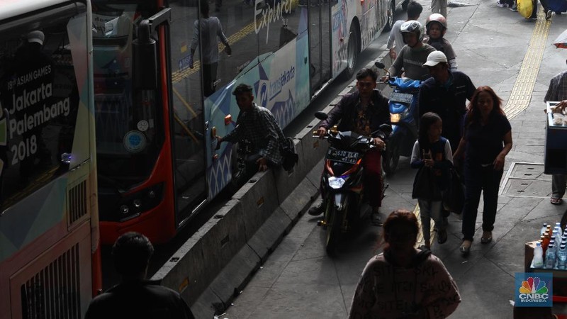 Satpol PP berjaga di Pasar Tanah Abang. Pasalnya, beberapa hari sebelumnya pedagang kali lima(PKL) sempat membuka lapaknya di trotoar.