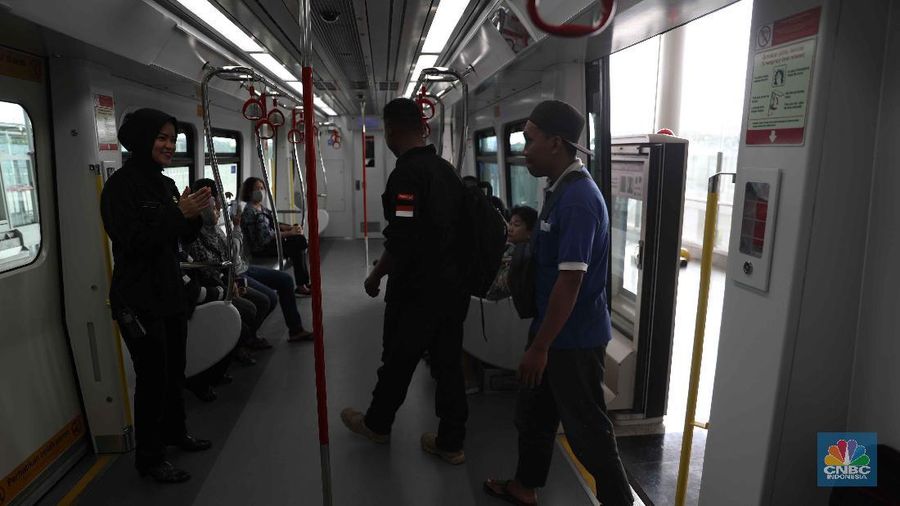Jumlah penumpang Light Rail Transit (LRT) Jakarta ditargetkan mencapai target 14.000 penumpang per hari