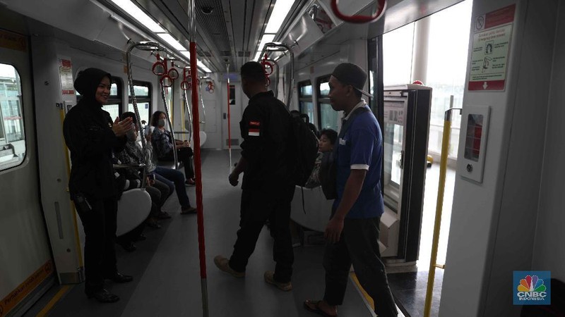 Jumlah penumpang Light Rail Transit (LRT) Jakarta ditargetkan mencapai target 14.000 penumpang per hari