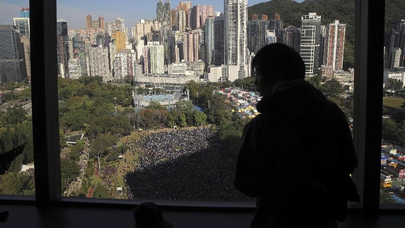 Sekitar 800 ribu pengunjuk rasa di Hong Kong menyemut untuk memperingati hari HAM, sekaligus sebagai tanda aksi demo sudah 6 bulan berlangsung, Minggu (8/12).