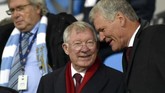 Mantan manajer Manchester United Sir Alex Ferguson turut menyaksikan kemenangan The Red Devils atas Manchester City di Stadion Etihad, Sabtu (7/12). Ferguson ditemani mantan Chief Executive MU David Gill dalam laga yang berkesudahan 2-1 tersebut. (AP Photo/Rui Vieira)