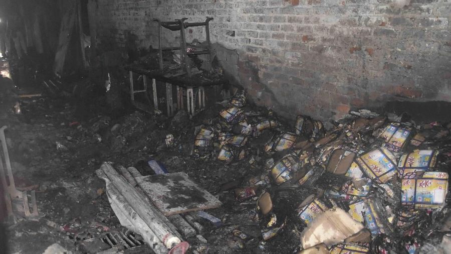 Sedikitnya 43 orang tewas di New Delhi, India, Minggu (8/12), saat api melahap pabrik enam lantai, yang di dalamnya terdapat para pekerja yang sedang tidur.