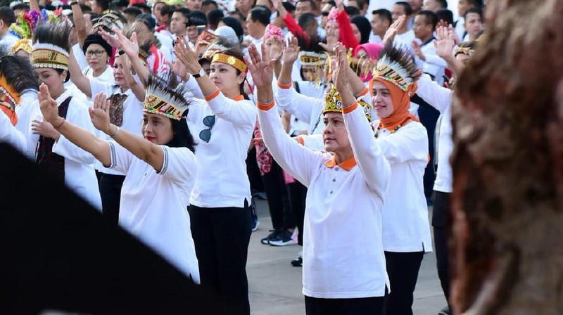Turut hadir pula istri Wakil Presiden KH Ma'ruf Amin, yaitu Wury Ma'ruf Amin.