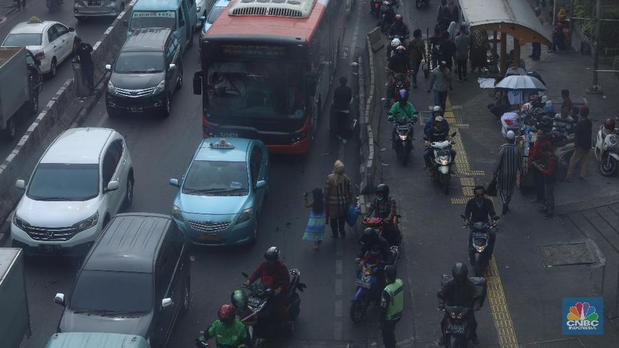 Satpol PP berjaga di Pasar Tanah Abang. Pasalnya, beberapa hari sebelumnya pedagang kali lima(PKL) sempat membuka lapaknya di trotoar.