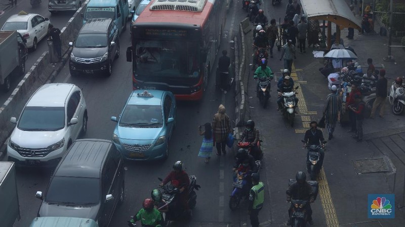 Satpol PP berjaga di Pasar Tanah Abang. Pasalnya, beberapa hari sebelumnya pedagang kali lima(PKL) sempat membuka lapaknya di trotoar.