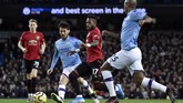 Gelandang Manchester United Fred, dikepung dua pemain Manchester City David Silva dan Fernandinho dalam laga yang berakhir 2-1 untuk kemenangan The Red Devils di Stadion Etihad, Sabtu (7/12) waktu setempat. (AP Photo/Rui Vieira)