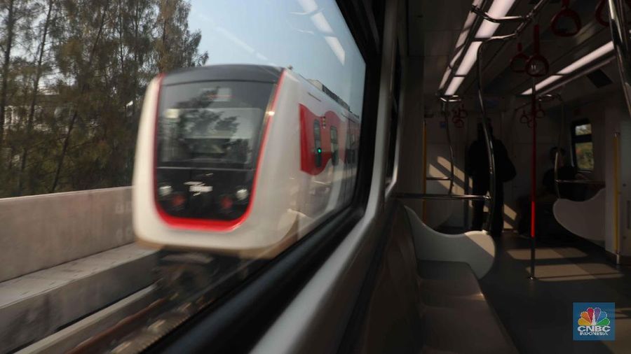 Jumlah penumpang Light Rail Transit (LRT) Jakarta ditargetkan mencapai target 14.000 penumpang per hari