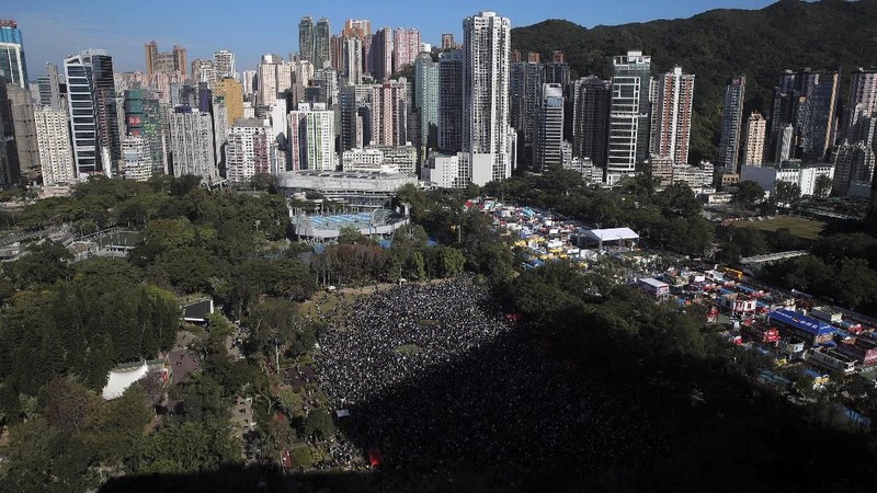 Sekitar 800 ribu pengunjuk rasa di Hong Kong menyemut untuk memperingati hari HAM, sekaligus sebagai tanda aksi demo sudah 6 bulan berlangsung, Minggu (8/12).