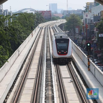 Penampakan Duet Angkutan Massal LRT dan TransJakarta