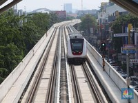 Penampakan Duet Angkutan Massal LRT dan TransJakarta