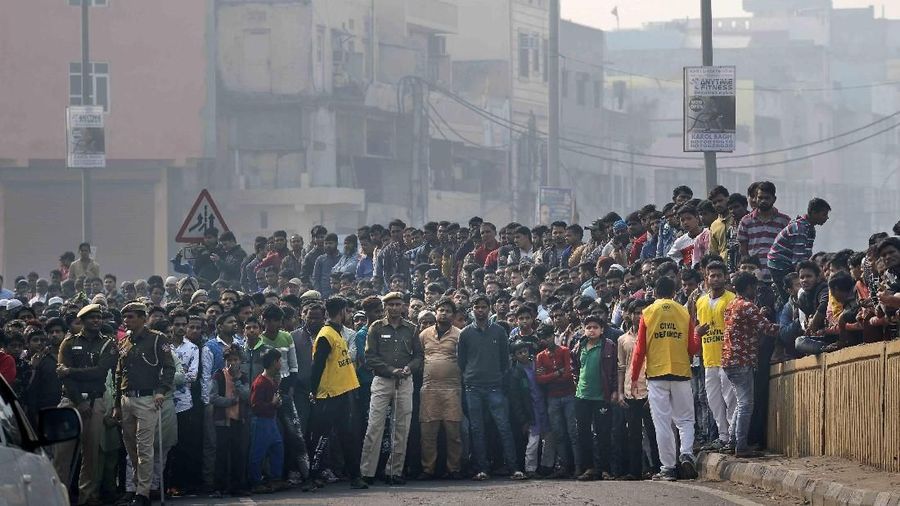 Sedikitnya 43 orang tewas di New Delhi, India, Minggu (8/12), saat api melahap pabrik enam lantai, yang di dalamnya terdapat para pekerja yang sedang tidur.