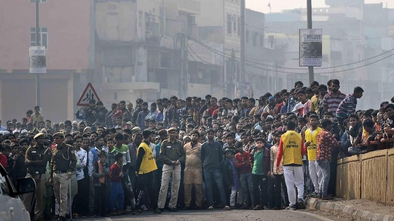 Sedikitnya 43 orang tewas di New Delhi, India, Minggu (8/12), saat api melahap pabrik enam lantai, yang di dalamnya terdapat para pekerja yang sedang tidur.