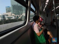 Penumpang Anjlok 40% Beralih ke Ojol, LRT Jakarta Putar Otak