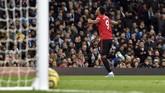Penyerang Manchester United Anthony Martial mencetak gol yang membuat The Red Devils unggul 2-0 atas Man City di babak pertama. Gol itu membuat Martial terlibat dalam 10 gol MU dari 13 laga sebagai starter. (AP Photo/Rui Vieira)