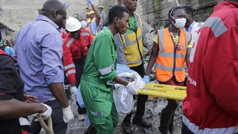 Sebuah bangunan enam lantai runtuh di ibu kota Kenya, Nairobi pada hari Jumat, orang-orang diduga masih terperangkap dalam puing-puing