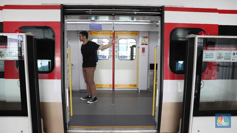 Jumlah penumpang Light Rail Transit (LRT) Jakarta ditargetkan mencapai target 14.000 penumpang per hari