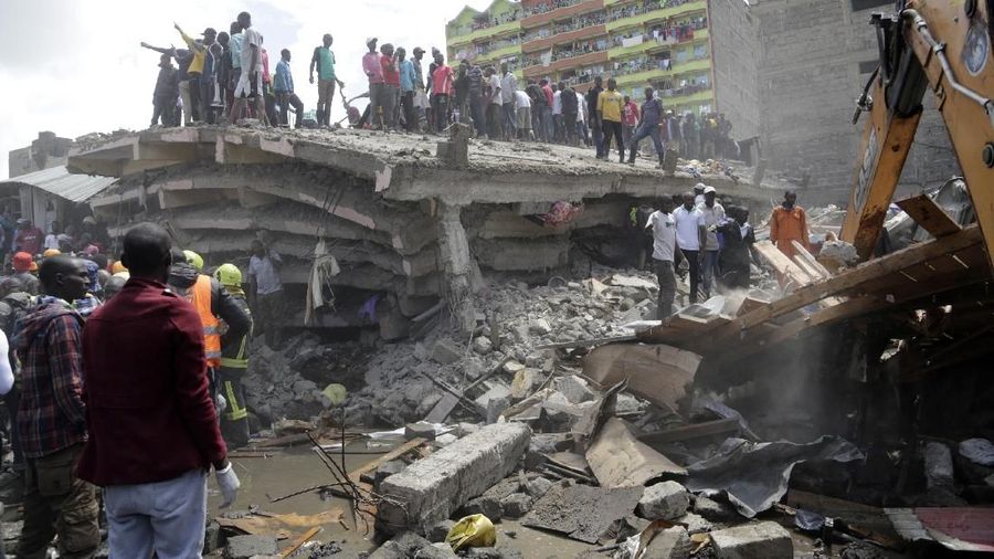 Sebuah bangunan enam lantai runtuh di ibu kota Kenya, Nairobi pada hari Jumat, orang-orang diduga masih terperangkap dalam puing-puing