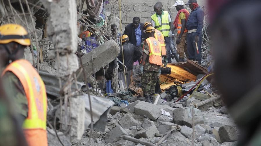 Sebuah bangunan enam lantai runtuh di ibu kota Kenya, Nairobi pada hari Jumat, orang-orang diduga masih terperangkap dalam puing-puing