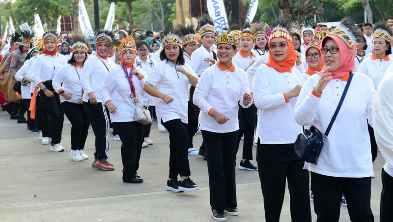 Turut hadir pula istri Wakil Presiden KH Ma'ruf Amin, yaitu Wury Ma'ruf Amin.