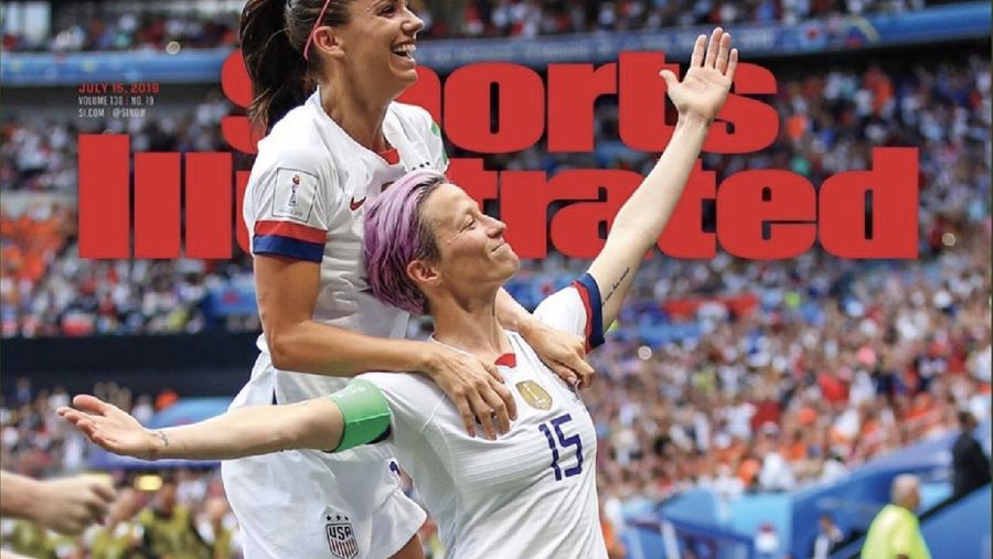 Pesepak bola wanita asal Amerika Serikat Megan Rapinoe meraih penghargaan Ballon d'Or Wanita di Paris: IG: mrapinoe