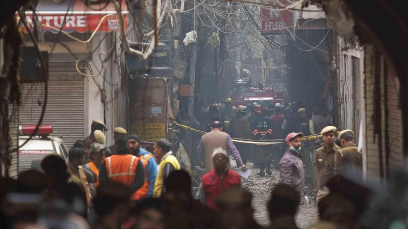 Sedikitnya 43 orang tewas di New Delhi, India, Minggu (8/12), saat api melahap pabrik enam lantai, yang di dalamnya terdapat para pekerja yang sedang tidur.