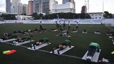Skuat Timnas Indonesia U-23 melakukan pemanasan sebelum menjalani latihan di Stadion Rizal Memorial, Manila, Senin (9/12). (ANTARA FOTO/Sigid Kurniawan)
