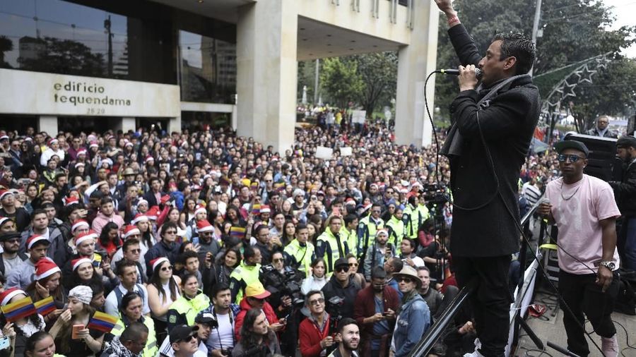 Berbeda dari demonstrasi anti-pemerintah yang penuh kekerasan, pada Minggu (8/12/2019) rakyat Kolombia menyampaikan aspirasi melalui konser musik.