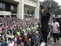 Mengintip Demonstrasi Unik di Kolombia