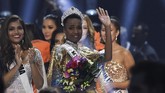 Gerakan ini diwujudkannya dalam kostum nasional dengan materi kain yang menyematkan berbagai surat cinta dari laki-laki untuk perempuan di Afrika Selatan. (Photo by VALERIE MACON / AFP)