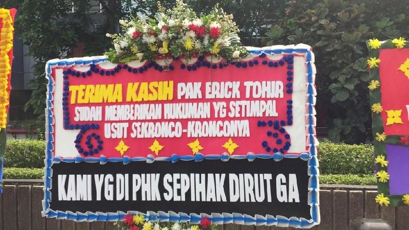 Menteri Badan Usaha Milik Negara (BUMN) Erick Thohir mengambil keputusan untuk memecat jajaran Direski Garuda Indonesia yang terlibat kasus tersebut.