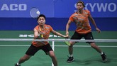 Ganda putri Indonesia Greysia Polii/Apriyani Rahayu saat menghadapi pasangan Thailand Chayanit Chaladchalam/Phataimas Muenwong di laga final. (ANTARA FOTO/Sigid Kurniawan/ama)