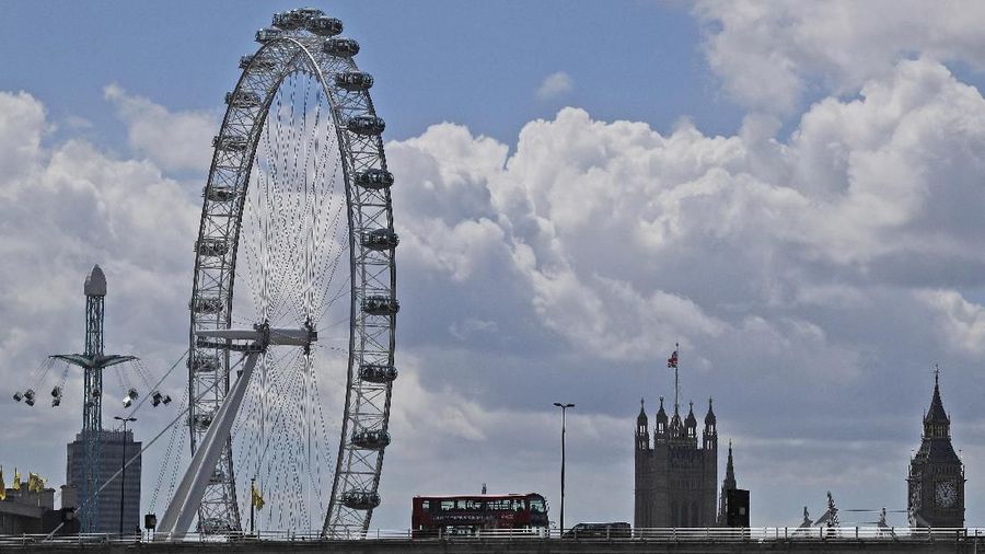 The London Eye opposite The Elizabeth Tower housing the bell