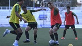 Sejumlah pemain Timnas Indonesia U-23 Egy Maulana Vikri (kedua kanan), Witan Sulaeman (kanan), Irkham Zahrul Milla (kedua kiri) dan Syahrian Abimanyu menjalani latihan. Ini kali pertama Indonesia bertemu Vietnam di final SEA Games 2019. (ANTARA FOTO/Sigid Kurniawan)