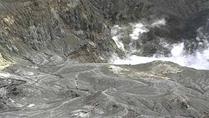Letusan terjadi pada pukul 14.30 waktu setempat atau sekitar 08.30 WIB, sekitar 50 kilometer (30 mil) dari pantai timur North Island, Senin (9/12/2019).