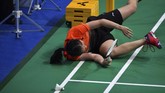 Pebulu tangkis tunggal putri Indonesia Ruselli Hartawan terjatuh saat gagal mengembalikan bola. (ANTARA FOTO/Sigid Kurniawan/aww)