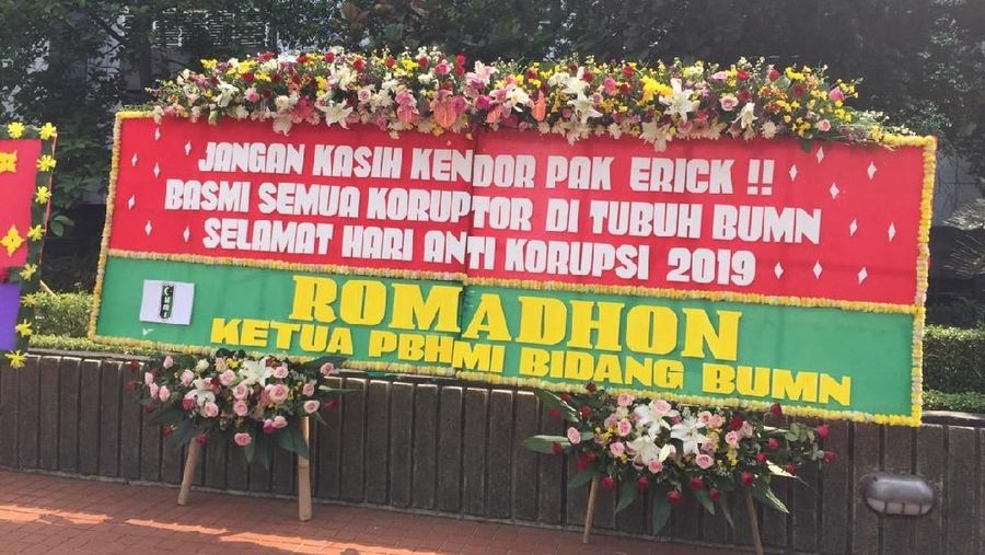 Menteri Badan Usaha Milik Negara (BUMN) Erick Thohir mengambil keputusan untuk memecat jajaran Direski Garuda Indonesia yang terlibat kasus tersebut.