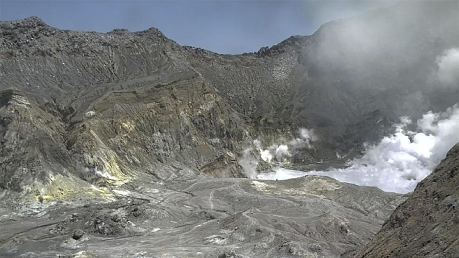 Letusan terjadi pada pukul 14.30 waktu setempat atau sekitar 08.30 WIB, sekitar 50 kilometer (30 mil) dari pantai timur North Island, Senin (9/12/2019).