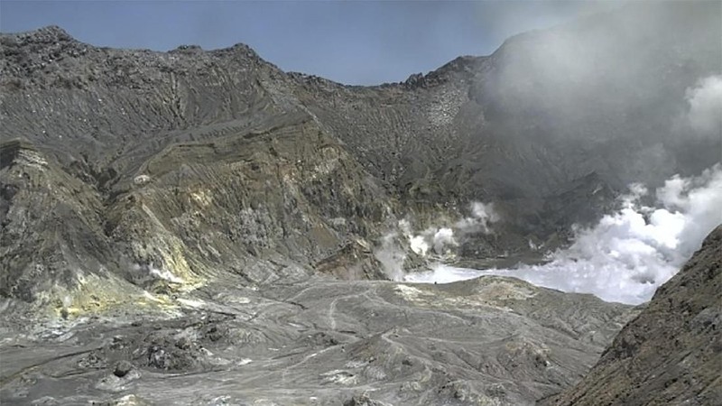 Letusan terjadi pada pukul 14.30 waktu setempat atau sekitar 08.30 WIB, sekitar 50 kilometer (30 mil) dari pantai timur North Island, Senin (9/12/2019).