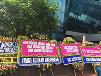 Karangan Bunga Karyawan Garuda ke Erick di Hari Korupsi