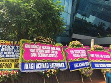 Karangan Bunga Karyawan Garuda ke Erick di Hari Korupsi