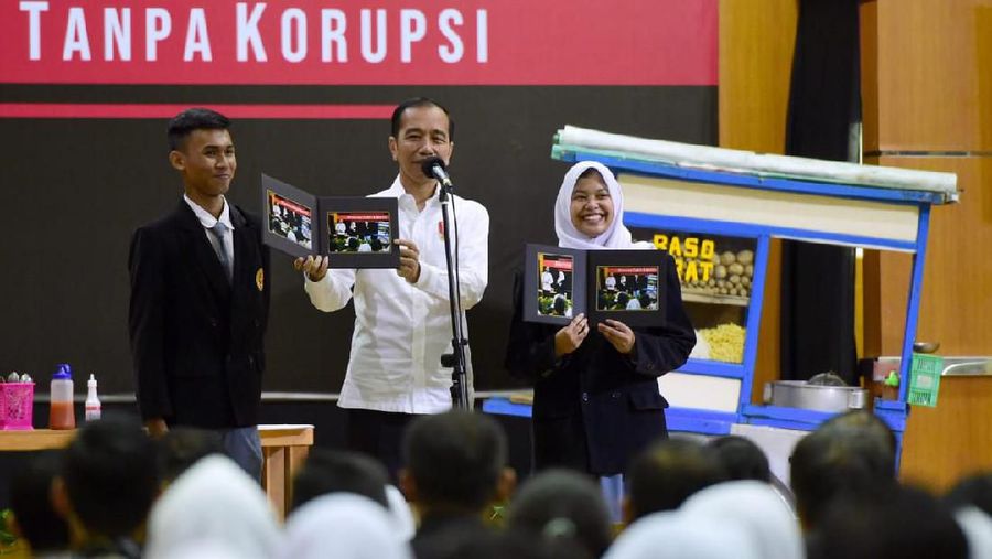 Tiga menteri kbinet Presiden Joko Widodo (Jokowi) beradu peran dalam drama #PrestasiTanpaKorupsi pada perayaan hari anti korupsi sedunia di SMKN 57 Jakarta