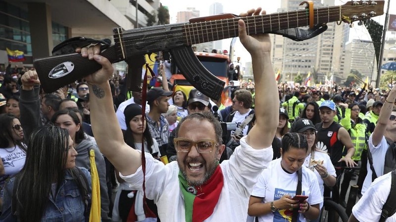 Berbeda dari demonstrasi anti-pemerintah yang penuh kekerasan, pada Minggu (8/12/2019) rakyat Kolombia menyampaikan aspirasi melalui konser musik.