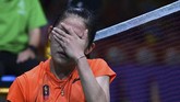 Pebulu tangkis tunggal putri Indonesia Ruselli Hartawan tak bisa menutupi kesedihan setelah kalah dari Kisona Selvaduray. (ANTARA FOTO/Sigid Kurniawan/aww)