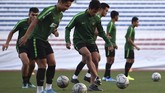 Top skor Timnas Indonesia U-23 Osvaldo Haay melakukan passing di sela latihan. Osvaldo kini sudah mengoleksi delapan gol di SEA Games 2019. (ANTARA FOTO/Sigid Kurniawan)