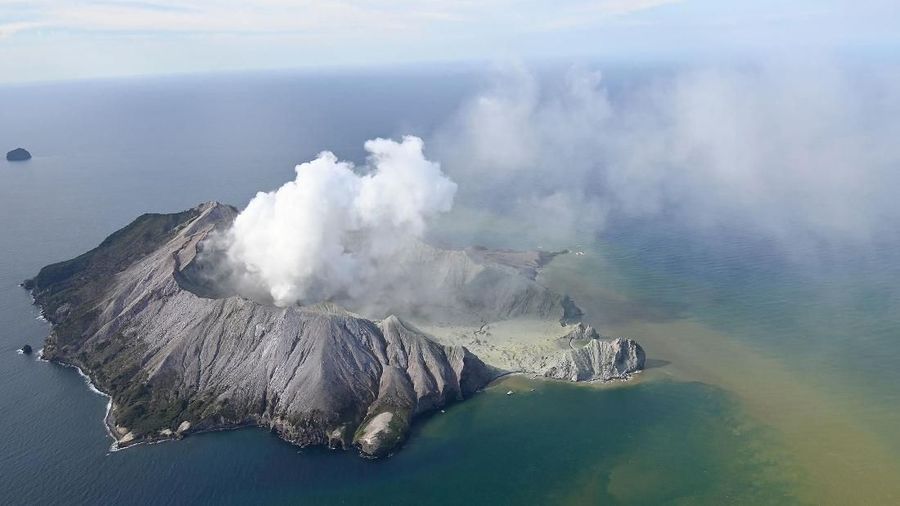 Letusan terjadi pada pukul 14.30 waktu setempat atau sekitar 08.30 WIB, sekitar 50 kilometer (30 mil) dari pantai timur North Island, Senin (9/12/2019).