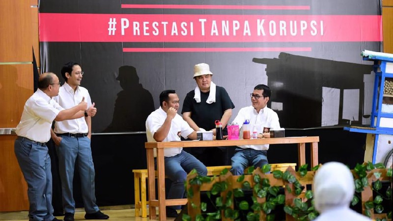 Tiga menteri kbinet Presiden Joko Widodo (Jokowi) beradu peran dalam drama #PrestasiTanpaKorupsi pada perayaan hari anti korupsi sedunia di SMKN 57 Jakarta
