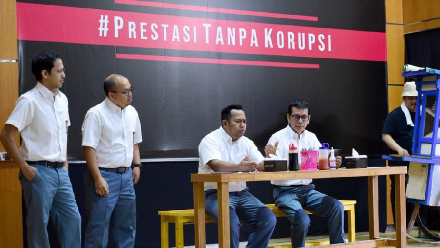 Tiga menteri kbinet Presiden Joko Widodo (Jokowi) beradu peran dalam drama #PrestasiTanpaKorupsi pada perayaan hari anti korupsi sedunia di SMKN 57 Jakarta