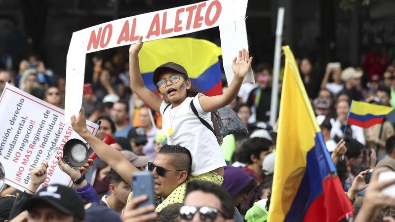 Berbeda dari demonstrasi anti-pemerintah yang penuh kekerasan, pada Minggu (8/12/2019) rakyat Kolombia menyampaikan aspirasi melalui konser musik.